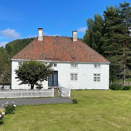 Bosvik Gard, Nyrenovert Leilighet I Hovedhus Fra 1756 Risør Eksteriør billede