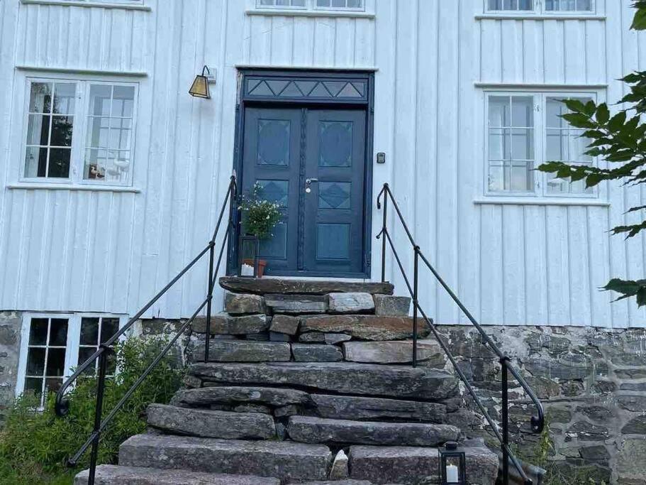 Bosvik Gard, Nyrenovert Leilighet I Hovedhus Fra 1756 Risør Eksteriør billede