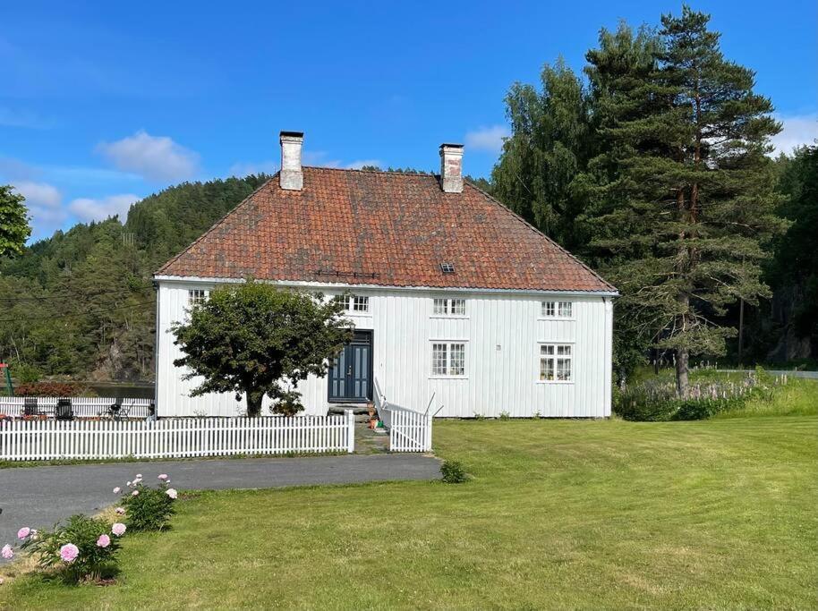 Bosvik Gard, Nyrenovert Leilighet I Hovedhus Fra 1756 Risør Eksteriør billede
