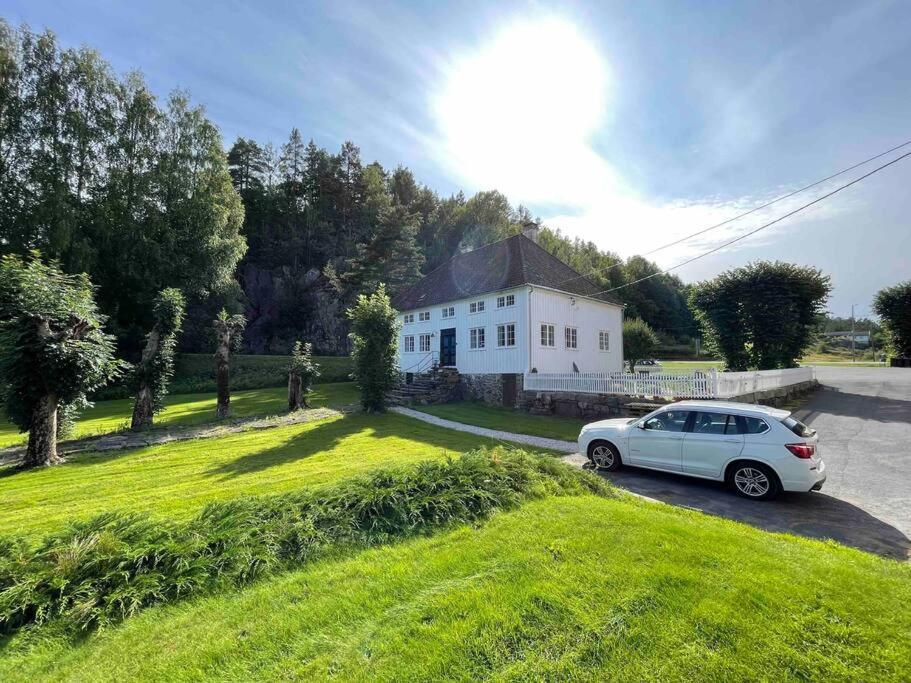 Bosvik Gard, Nyrenovert Leilighet I Hovedhus Fra 1756 Risør Eksteriør billede